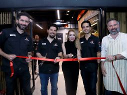 Corte de listón por León Medina, Jorge Gil, Claudia Herrera, Alberto Mendoza y Chema Martínez Gallardo. GENTE BIEN JALISCO/ Claudio Jimeno