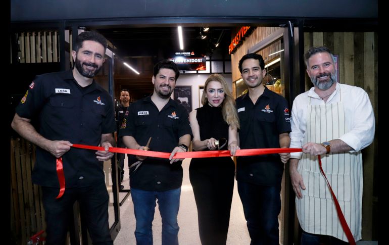 Corte de listón por León Medina, Jorge Gil, Claudia Herrera, Alberto Mendoza y Chema Martínez Gallardo. GENTE BIEN JALISCO/ Claudio Jimeno