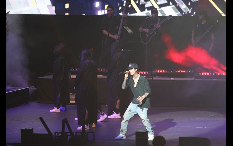 El show de Natanael estuvo completo con bailarines en el escenario, un trono en el centro de este y con aproximadamente 2 horas en las que las personas pudieron disfrutar de sus canciones. EL INFORMADOR / A. Camacho