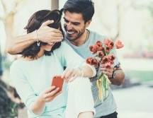 Los regalos excesivos pueden ser un síntoma de 'love bombing'. GETTY IMAGES