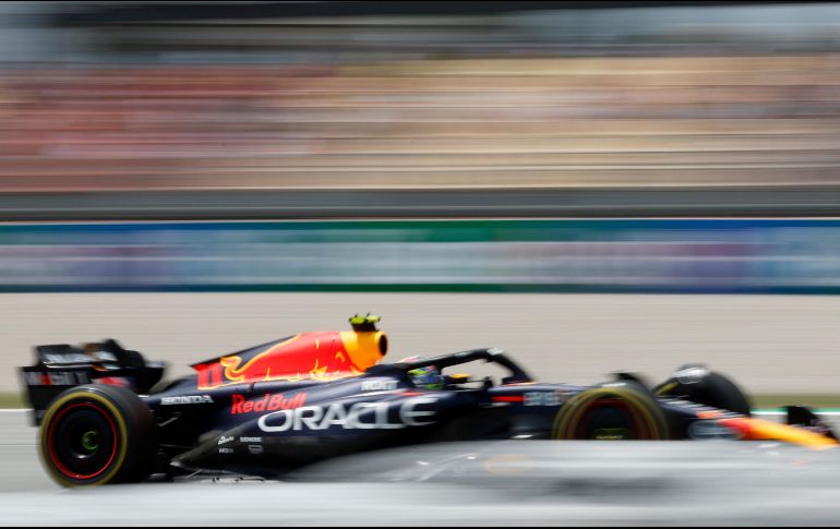 Checo Pérez se quedó, en su vuelta rápida, a 312 milésimas de Max Verstappen. AP / J. Monfort