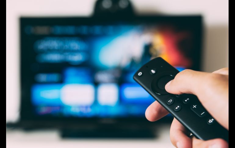 Si echas un vistazo en la parte trasera de tu televisor, encontrarás diferentes tipos de puertos. ESPECIAL/Foto de Glenn Carstens-Peters en Unsplash