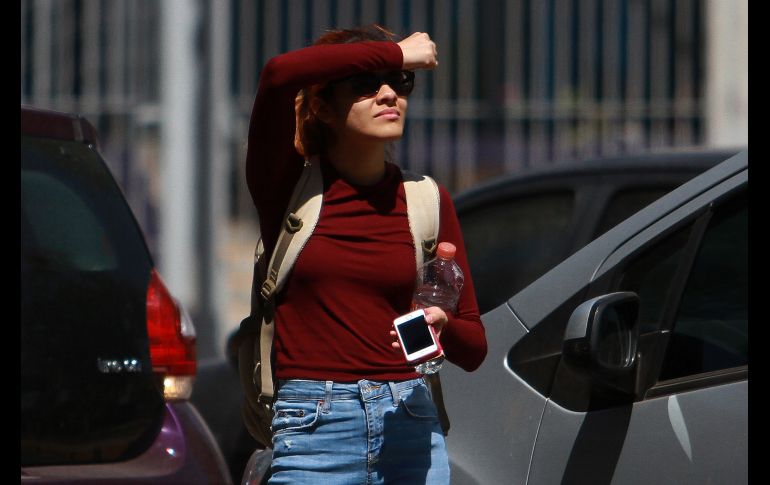 Se recomienda a la población evitar la exposición directa al sol, hidratarse, usar bloqueador solar, cuidar la refrigeración de los alimentos y proteger del sol a las mascotas. NTX / ARCHIVO