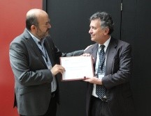 La familia García de Alba recibió en manos del Embajador de México en Italia e hijo de don David, Carlos García de Alba Zepeda, un reconocimiento que le extendió el rector Ricardo Villanueva a nombre de la UdeG. EL INFORMADOR / A. Camacho