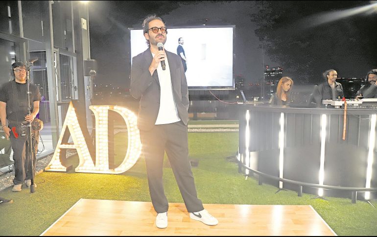 Curro posa para la apertura de la galería temporal Punto y ap(arte), en la Ciudad de México. ESPECIA