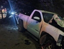 Tras una intensa persecución, la camioneta chocó contra una unidad, un árbol y un poste de luz. ESPECIAL