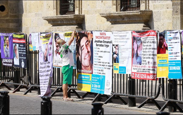 Colectivos y familiares de desaparecidos mantenían un plantón afuera de Palacio de Gobierno desde el viernes para pedir hablar con el gobernador. EL INFORMADOR/ C. Zepeda