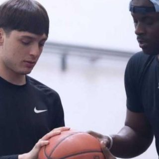 Peso Pluma impacta en video con habilidades para el basquetbol