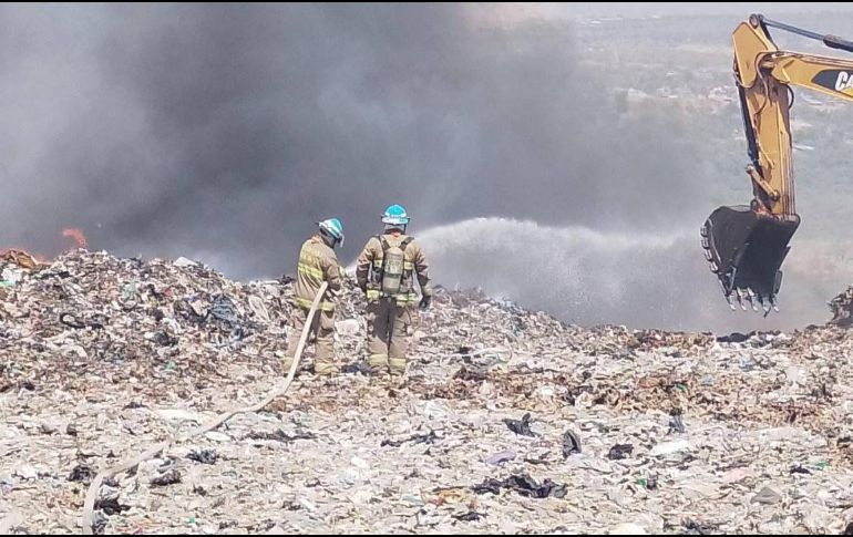 Este domingo se registra un incendio en el vertedero Los Laureles. ESPECIAL