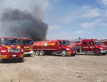 El incendio en el ex vertedero de Los Laureles es combatido por diferentes autoridades. ESPECIAL