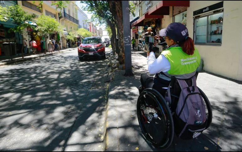 Los autos siguen incumpliendo las normas y se estacionan en línea amarilla, principalmente en las calles Juan Manuel, San Felipe e Independencia. EL INFORMADOR / C. Zepeda