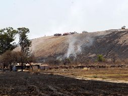 En el ex vertedero de Los Laureles trabajan para extinguir el fuego desde hace 24 horas. EL INFORMADOR/ A. Camacho