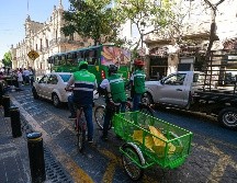 Personal del Ayuntamiento de Guadalajara con inmovilizadores que comenzaron a colocar este lunes en autos mal estacionados. EL INFORMADOR/ CARLOS ZEPEDA