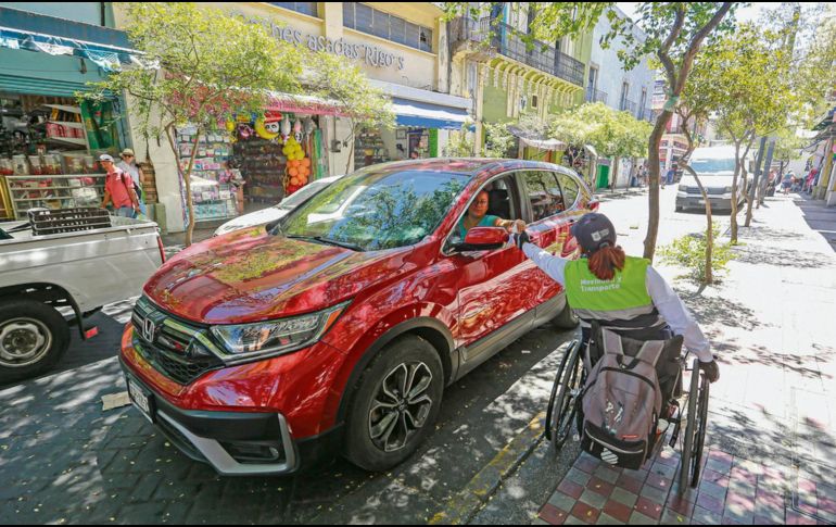 Si bien ayer no se informó sobre la colocación de inmovilizadores, los agentes de Movilidad sí entregaron multas a los infractores en el Centro tapatío. EL INFORMADOR/ C. Zepeda