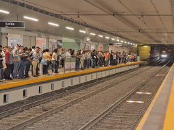 Uno de los problemas que tiene la Línea 1 del Tren Ligero es que en ocasiones no se cumple con la frecuencia de paso de los trenes, lo que causa retraso en los pasajeros. ESPECIAL