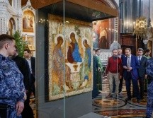 La pintura de La Trinidad está en una vitrina en una catedral en Moscú. REUTERS
