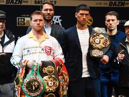 Dmitry Bivol es campeón semipesado de la Asociación Mundial de Boxeo, mientras que el Canelo Álvarez es el campeón indiscutido de los supermediados. AFP / ARCHIVO