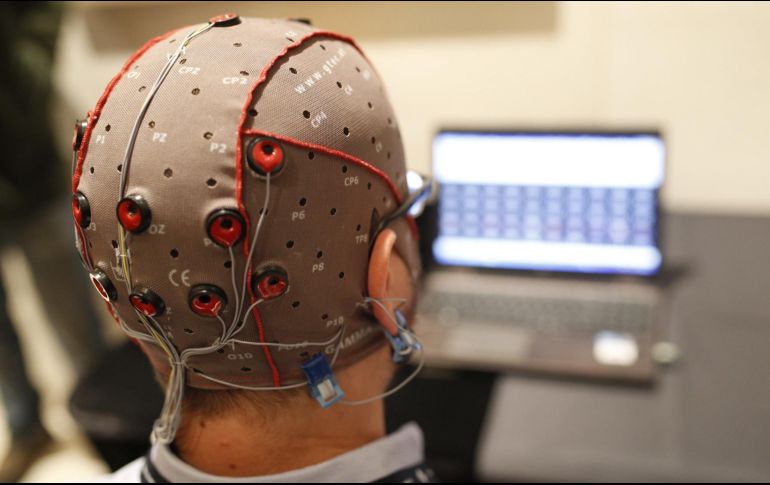 La conexión hombre-ordenador entrenada con IA ofrece enormes beneficios, pero también desafíos éticos. EFE/Archivo