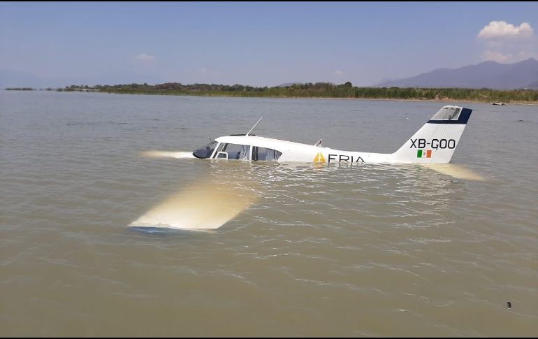 La Capitanía de Puerto y los Bomberos de Chapala fueron los encargados de brindar la asistencia necesaria a los dos tripulantes. ESPECIAL