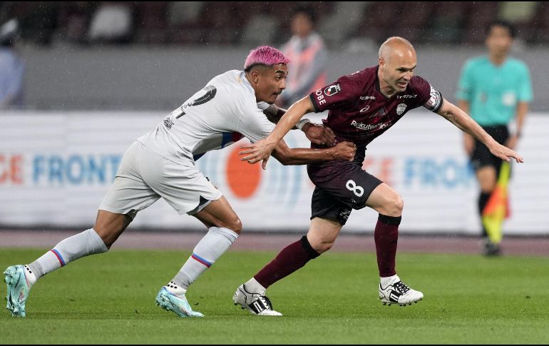 El mexicano no declinó y esperó la oportunidad para demostrarle a Xavi Hernández, entrenador del Barcelona, su talento y calidad sobre el terreno de juego. EFE / F. Robinchon
