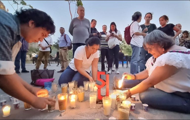 Colectivos llevaron veladoras para colocarlas en el sitio donde habían colocado el monumenta para hacer conciencia de lo ocurrido el 5 de junio de 2020. EL INFORMADOR/ E. Zamudio