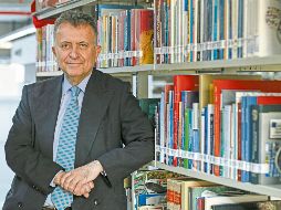 Carlos García de Alba Zepeda posa junto al acervo que donó a la Biblioteca Pública del Estado “Juan José Arreola”. EL INFORMADOR/ C. Zepeda