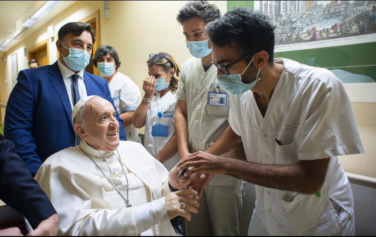 La operación ha sido considerada de urgencia después de los resultados de la tomografía computarizada a la que se sometió el martes y se produce después de la intervención al colon de julio de 2021. AP/Medios del Vaticano