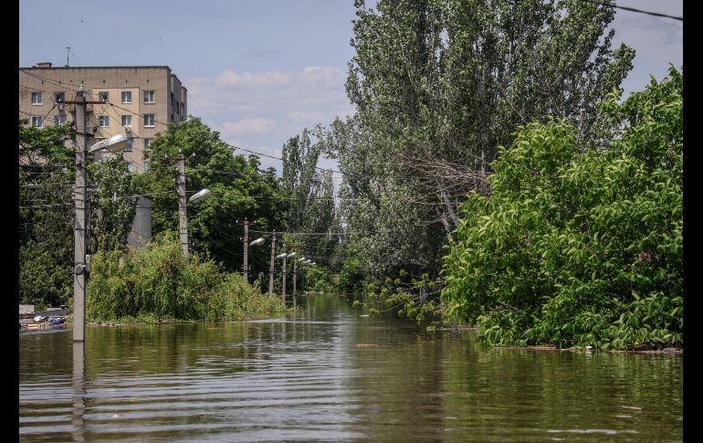 Vista de una de las áreas inundadas de Kherson, Ucrania, debido al colapso de la presa. EFE/M. Tymchenko