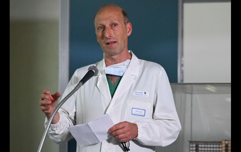 El cirujano Sergio Alfieri dijo en rueda de prensa que el Papa incluso ya ha hecho bromas. EFE/M. Brambatti