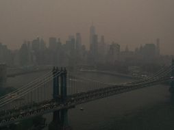 Los neoyorkinos se despertaron en medio de una bruma causada por el humo de los incendios en Canadá. EFE