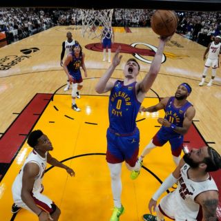 Nikola Jokic y Murray guián a Denver Nuggets a la victoria y toman ventaja ante Miami Heate