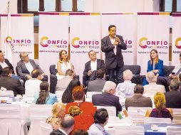 Con micrófono en mano, el presidente de Confío en México, Salvador Cosío, habló sobre la importancia de la gobernanza. ESPECIAL