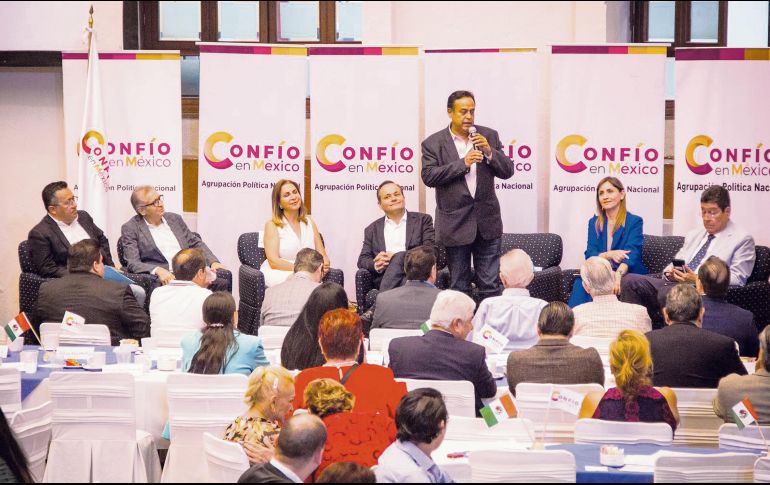 Con micrófono en mano, el presidente de Confío en México, Salvador Cosío, habló sobre la importancia de la gobernanza. ESPECIAL