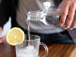 El agua mineral, que ayuda a reducir los niveles de colesterol malo y aumenta los buenos, puede ser factor de riesgo para personas con problemas de hipertensión. ESPECIAL / Foto de Ikhsan Sugiarto en Unsplash