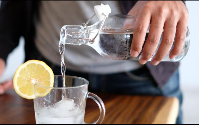 El agua mineral, que ayuda a reducir los niveles de colesterol malo y aumenta los buenos, puede ser factor de riesgo para personas con problemas de hipertensión. ESPECIAL / Foto de Ikhsan Sugiarto en Unsplash