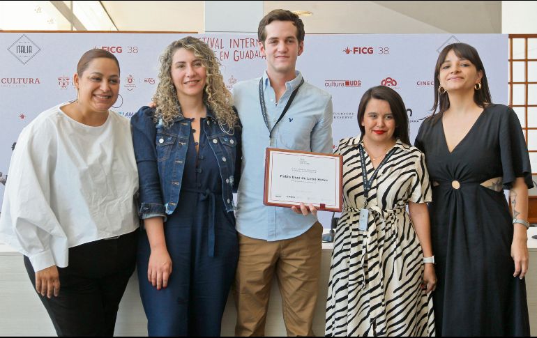 Pablo Díaz de León Hicks, al centro, posa con su reconocimiento. EL INFORMADOR/ A. Camacho