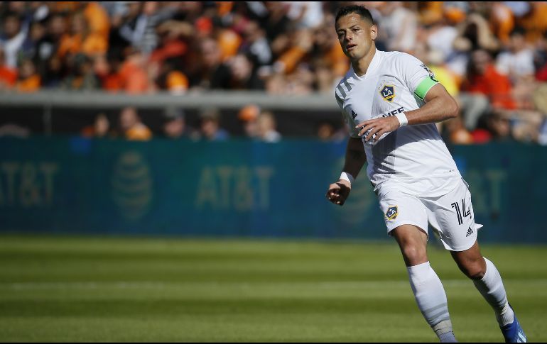 Chicharito, que tuvo que abandonar el campo en el minuto 27, se produjo esa lesión solo y sin chocar con ningún jugador rival cuando iba corriendo y se le trabó la rodilla derecha en el césped. AFP / ARCHIVO