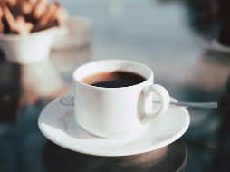 Al agregar azúcar, la composición de la bebida puede modificarse y por eso, aunque su sabor puede ser amargo, es recomendable incluir el café sin azúcar en tu dieta. ESPECIAL / Foto de Emre en Unsplash