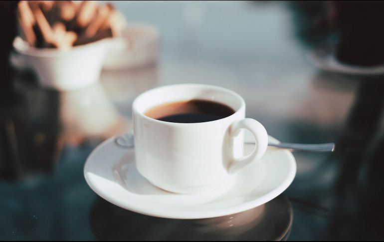 Al agregar azúcar, la composición de la bebida puede modificarse y por eso, aunque su sabor puede ser amargo, es recomendable incluir el café sin azúcar en tu dieta. ESPECIAL / Foto de Emre en Unsplash