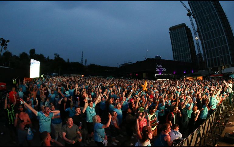 Toda una fiesta es la que se vive en las calles de Manchester. EFE/Adam Vaughan