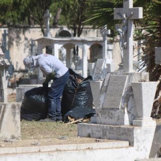 Infractores realizan trabajo comunitario en Panteón de Mezquitán