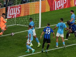 Lukaku (90) remató de cabeza justo a la posición del portero Ederson. AP/T. Stavrakis