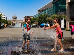 Niños refrescándose en las fuentes del Centro tapatío. EL INFORMADOR/A. Navarro
