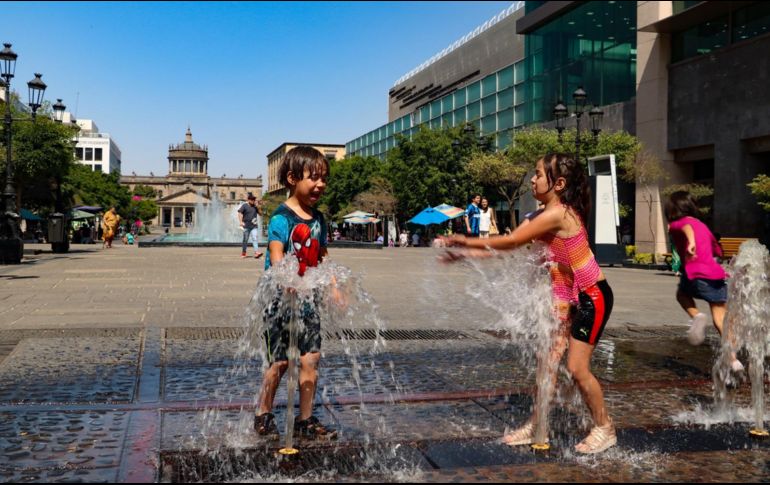 Niños refrescándose en las fuentes del Centro tapatío. EL INFORMADOR/A. Navarro