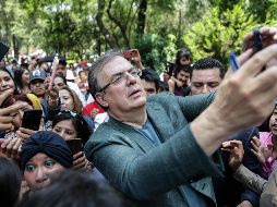 Marcelo Ebrard se toma una fotografía durante la exposición 