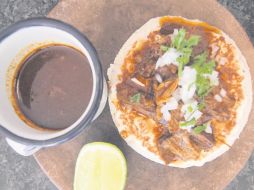 Taco de birria de chivo y queso grillado. EL INFORMADOR/F. González