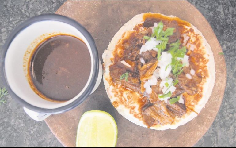 Taco de birria de chivo y queso grillado. EL INFORMADOR/F. González