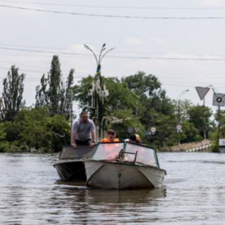 Mueren tres en ataque a barco de evacuación en Ucrania