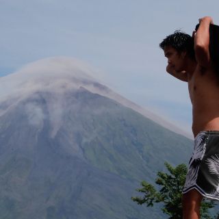 Evacuan a miles en Filipinas por posible erupción del volcán Mayón