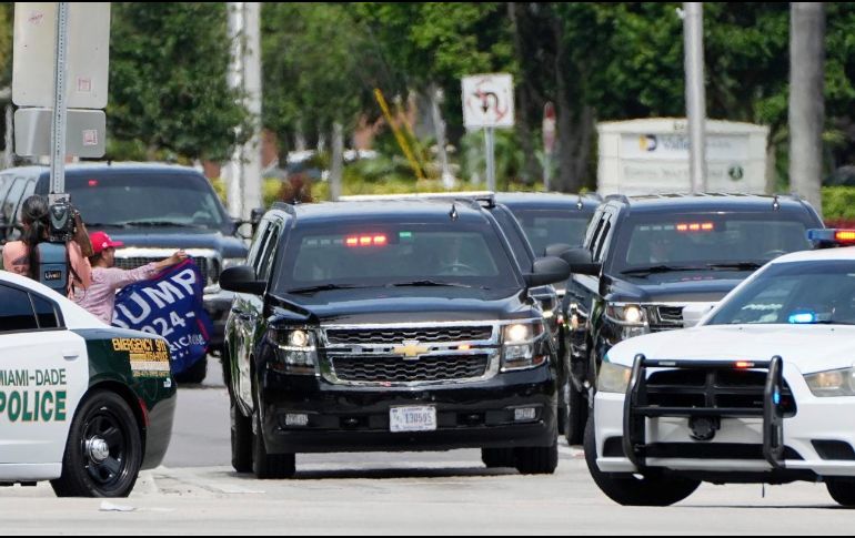 Trump llegó este a Miami para alistarse para la audiencia de mañana ante la corte federal. AP